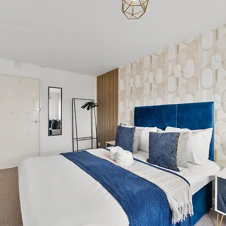 Grand Retreat - Garden & Games Bristol