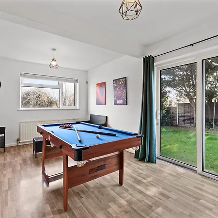 Grand Retreat - Garden & Games * Bristol